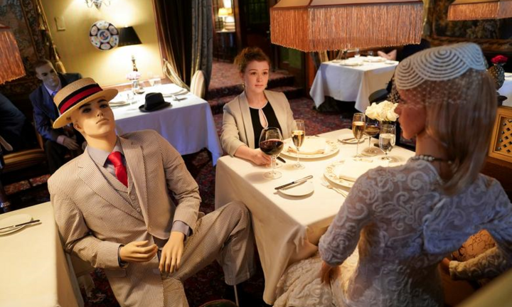 Ảnh: Đi ăn nhà hàng thời COVID-19, các nước thực hiện giãn cách xã hội ra sao?