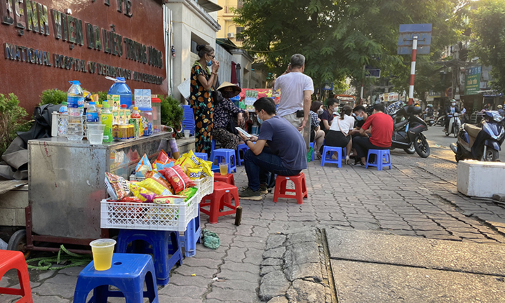 Quán trà đá phớt lờ lệnh cấm, bán đầy vỉa hè Hà Nội