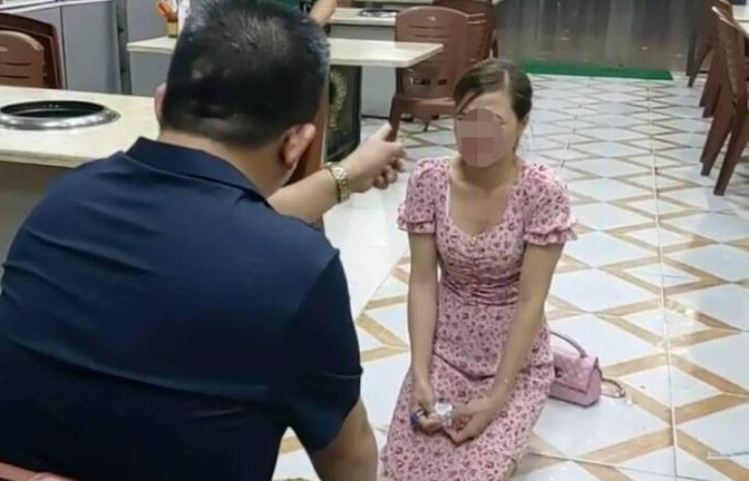 Không chỉ bắt quỳ, chủ quán nướng ở Bắc Ninh còn cầm dép tát vào mặt cô gái