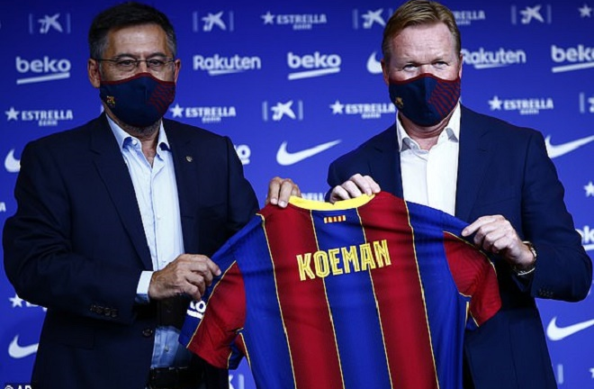 HLV Ronald Koeman đeo khẩu trang, cầm áo đấu ra mắt Barcelona