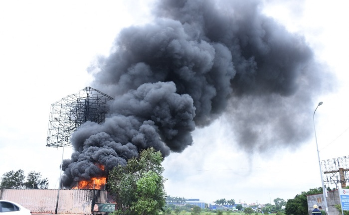 Hai xe tec chở xăng dầu bốc cháy, thiêu rụi cả kho bãi ở Hải Phòng