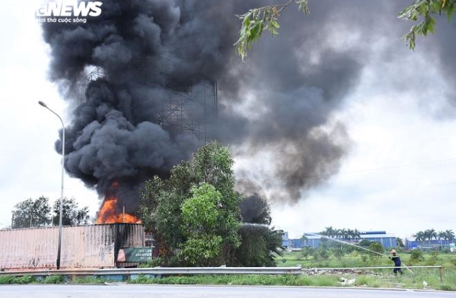 Yêu cầu làm rõ trách nhiệm cán bộ liên quan vụ cháy 2 xe tec xăng ở Hải Phòng