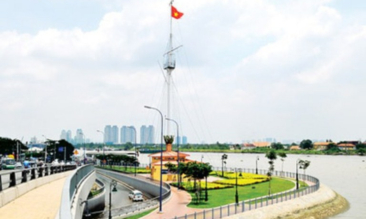 Trùng tu Cột cờ Thủ Ngữ 155 tuổi ở TP.HCM