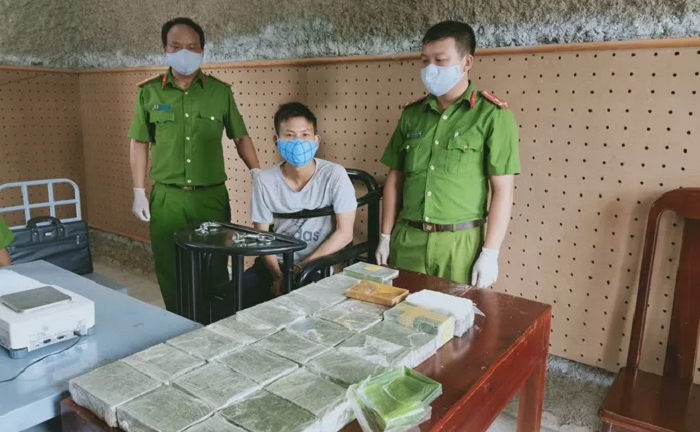 Kẻ vận chuyển 53 bánh heroin dùng súng chống trả công an