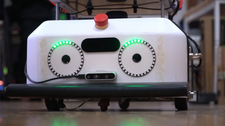 Video: Robot tự động vận chuyển thuốc, thức ăn trong khu cách ly