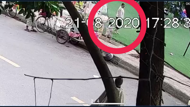 Hình ảnh người phụ nữ lạ mặt nghi dụ dỗ bé trai hơn 2 tuổi ở Bắc Ninh đi theo