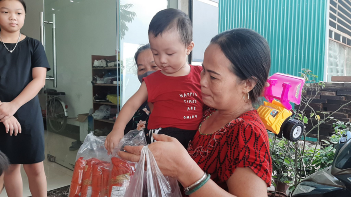 Người dân kéo đến kín nhà, mang bánh, sữa chúc mừng bé trai bị bắt cóc trở về