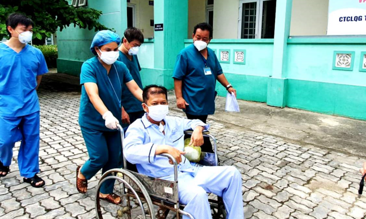 Bệnh nhân COVID-19 phải chạy ECMO, thay huyết tương được xuất viện