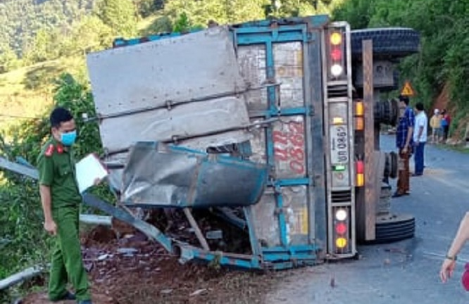 Xe tải lật trong đêm, 2 mẹ con chết thương tâm