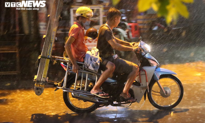 Ảnh: Mưa lớn sau ngày nắng nóng, người Hà Nội ướt sũng vì không kịp trở tay