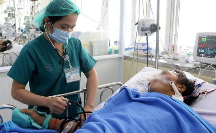 Người đàn ông bị rắn hổ mang chúa cắn sẽ được ghép da vào vết thương hoại tử