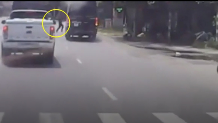 Clip: Xe limousine đâm đổ cột điện, 1 người sang đường bị thương