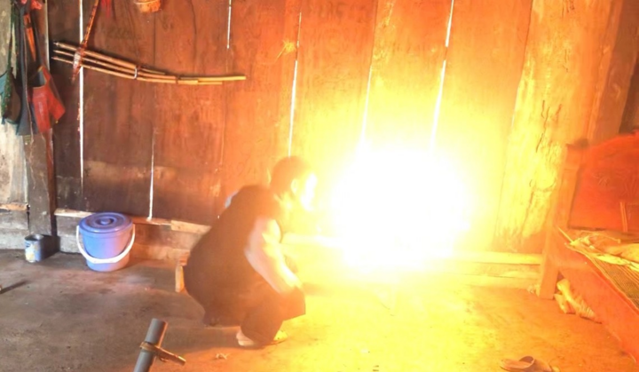 Tận mắt cảnh uống mỡ sôi, liếm lưỡi cày nung đỏ dọa ma của thầy cúng người Mông