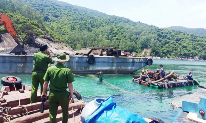 Đổ trộm gần 2 tấn chất thải xuống biển Đà Nẵng, 1 công ty bị phạt 752 triệu đồng