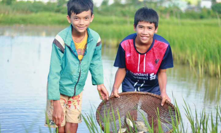 Ảnh: Mùa hè thay mẹ bắt cá, bán rau, chăm em của trẻ nghèo vùng cao
