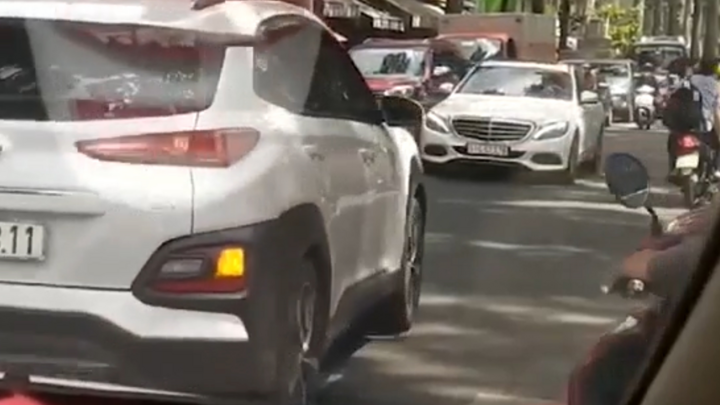 Xe Mercedes chạy ngược chiều bị ô tô ép đi đúng đường