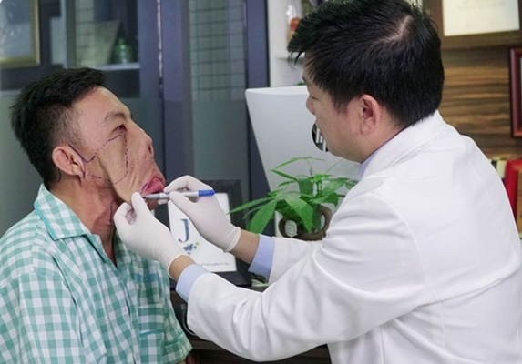 Cuộc đời mới của chàng trai 15 năm mang 'khuôn mặt quỷ'