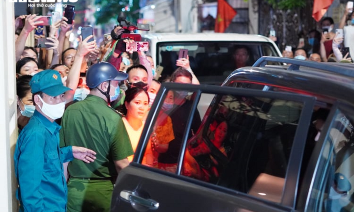 Hàng trăm người tụ tập, livestream cảnh khám xét nhà ông Nguyễn Đức Chung