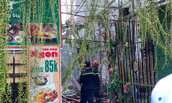 Quán cà phê ở TP.HCM bốc cháy giữa trưa, khách tháo chạy tán loạn 