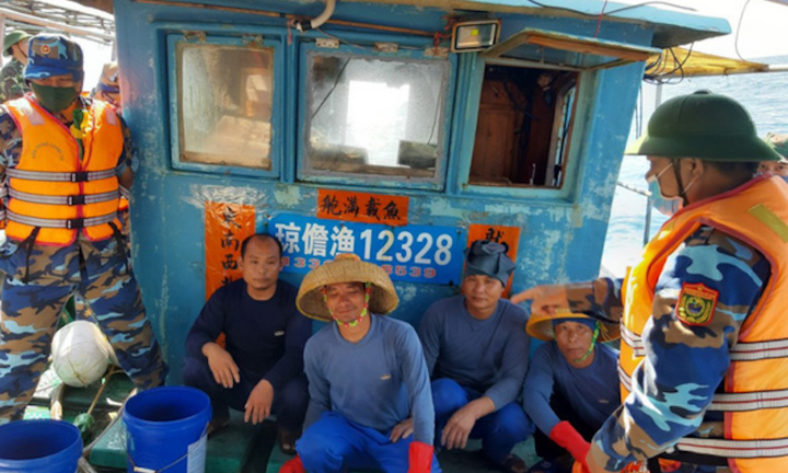 Đuổi tàu cá Trung Quốc vào đánh bắt trái phép ở vùng biển Quảng Trị