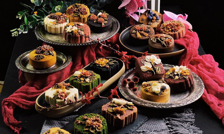 Bánh Trung thu nghệ thuật đẹp lung linh, bán cả nghìn chiếc mỗi ngày