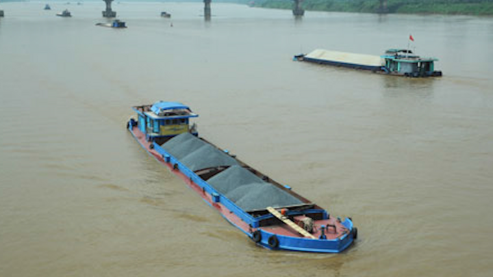 Tàu cát quá tải 'làm loạn' sông Hồng 