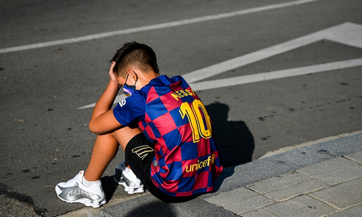 Messi bỏ tập, fan nhí Barca buồn bã ngóng chờ
