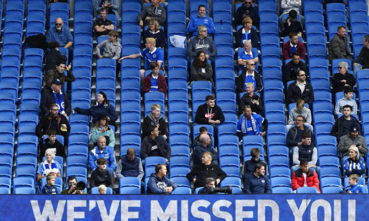 Xem bóng đá thời COVID-19 ở Anh: Cổ động viên giãn cách, không đeo khẩu trang