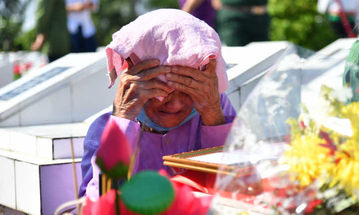 Niềm vui đẫm nước mắt trong khoảnh khắc 27 liệt sĩ 'đoàn tụ' với gia đình