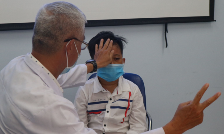 Bác sĩ giải cứu mắt trái lồi ra ngoài cho bé trai sau tai nạn ngã xe đạp