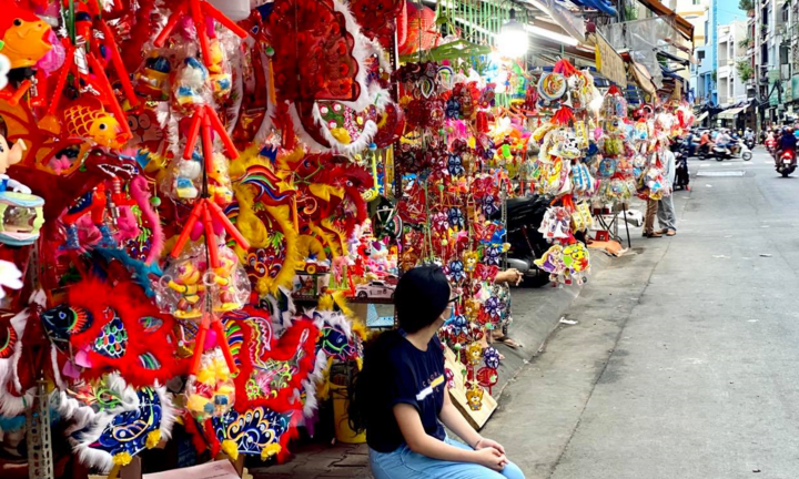 Người bán đông hơn người mua, tiểu thương buôn lồng đèn ở Sài Gòn thấp thỏm lo ế