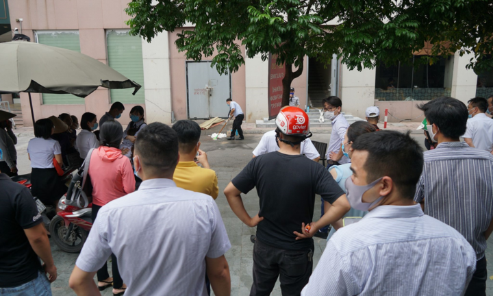 Nhân chứng xót xa kể phút phát hiện bé gái rơi từ tầng 12 xuống đất