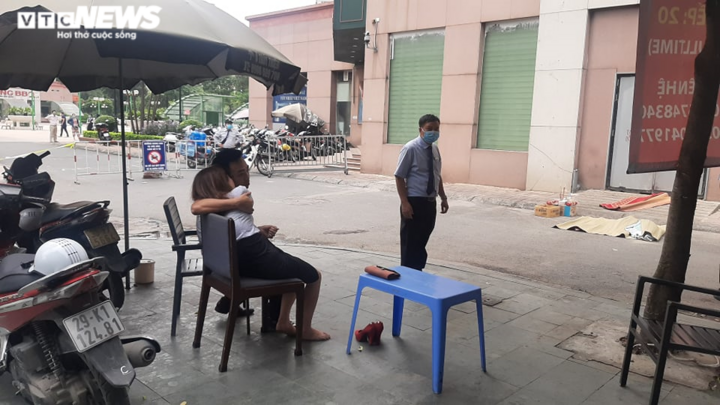 Bé gái 6 tuổi ở Hà Nội rơi từ tầng 12 chung cư xuống đất