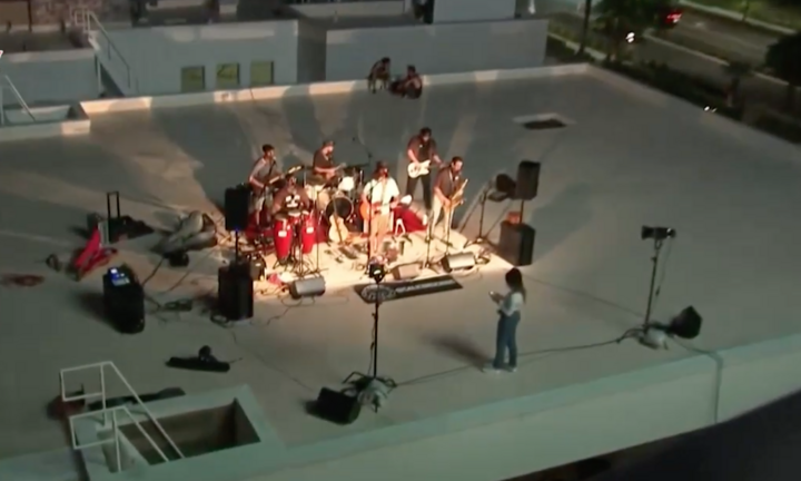 Xem biểu diễn nhạc sống trên sân thượng khách sạn mùa COVID-19 ở Mỹ