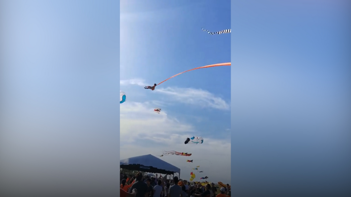 Em bé 3 tuổi bị dù cuốn lên không trung tại Lễ hội Diều Quốc tế 2020 ở Đài Loan