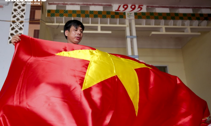 Ngôi làng ven sông Hồng tất bật may cờ Tổ quốc phục vụ Quốc khánh 2/9