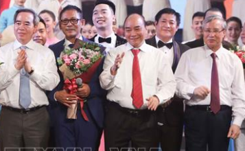 Thủ tướng dự chương trình nghệ thuật đặc biệt 'Tổ quốc tôi chưa đẹp thế bao giờ'