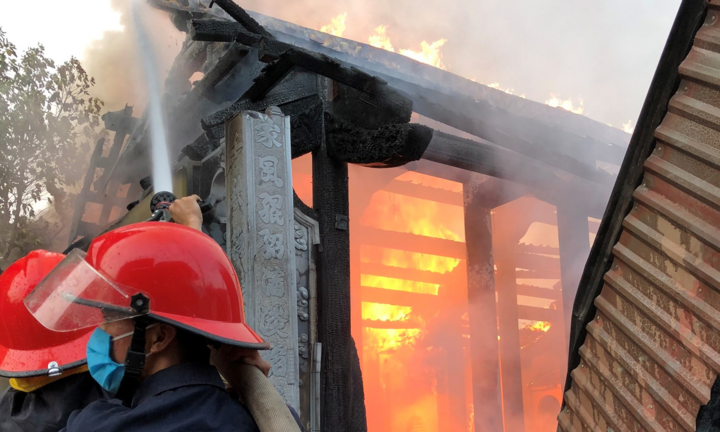 Nhà thờ họ ở Nghệ An bốc cháy dữ dội sau lễ cúng Rằm tháng Bảy