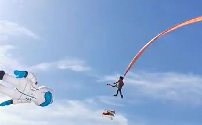 Bé gái 3 tuổi bị diều khổng lồ cuốn bay lên không trung