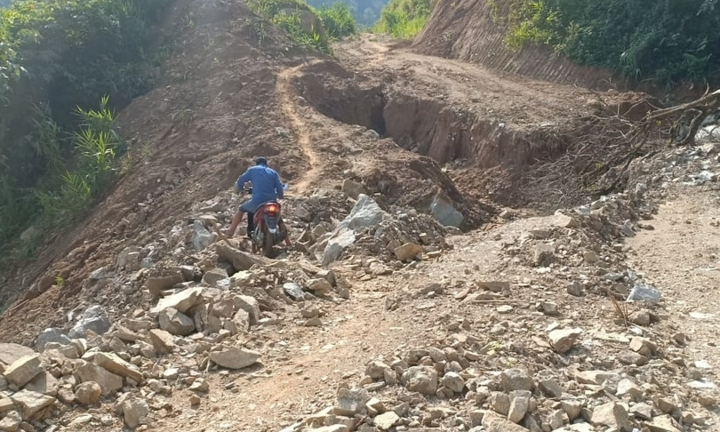 Thầy cô cõng học trò qua suối để chuẩn bị khai giảng