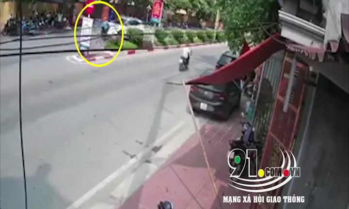 Clip: Xe máy đi ngược chiều tông thẳng, kẹt cứng dưới gầm ô tô