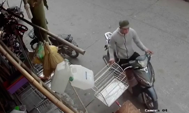 Video: Nam thanh niên đi xe SH thản nhiên trộm chuồng chó giữa ban ngày