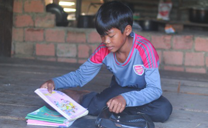 Trò nghèo sống cheo leo trên đỉnh đèo háo hức soạn sách vở chờ ngày đến trường