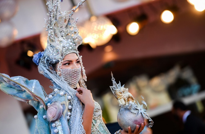 Sao thế giới biến tấu khẩu trang, mạng che mặt tại Liên hoan phim Venice 2020