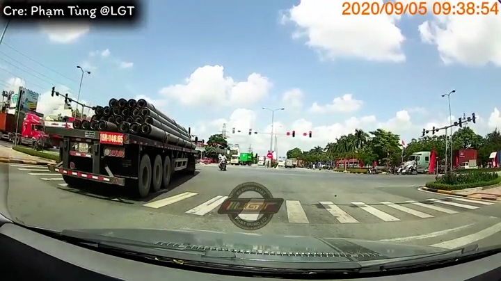 Video: Xe đầu kéo chở cột bê tông ngang nhiên vượt đèn đỏ 