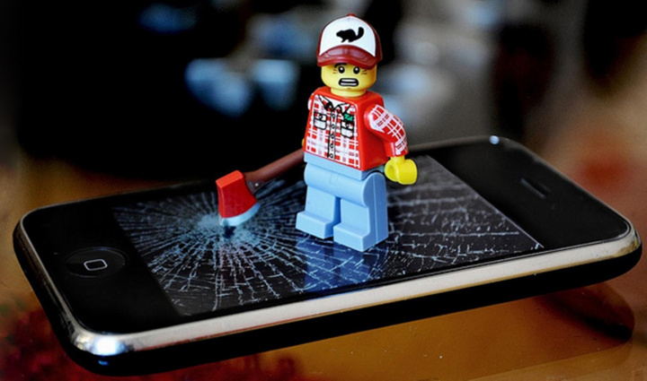 Video: Phục chế chiếc iPhone bị hỏng nặng thế nào?