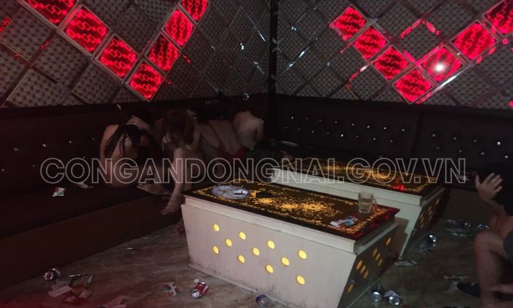 Đồng Nai: Bắt quả tang nhân viên nhảy thoát y với khách trong quán karaoke