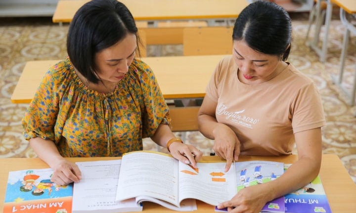 Học sinh lớp 1 'cõng' hơn 20 cuốn sách, phụ huynh 'cõng' tiền sách đắt gấp 4 lần