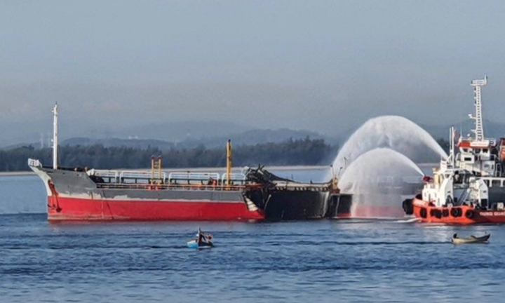 Quảng Ngãi: Nổ tàu chở dầu, 1 thuyền viên mất tích