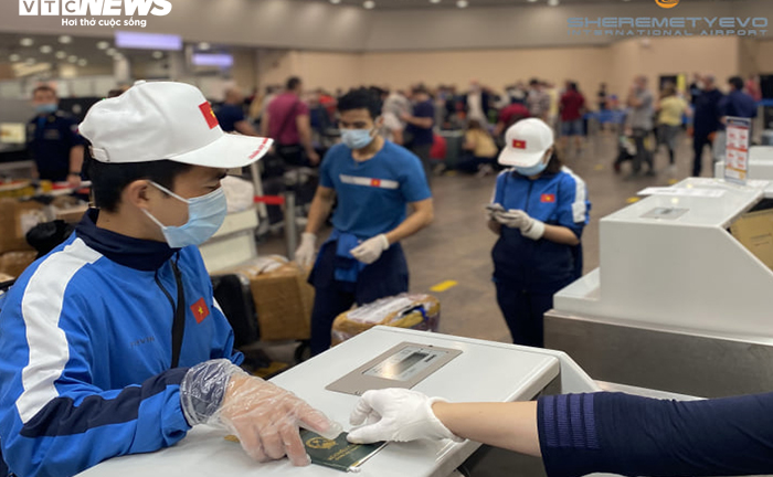 Hình ảnh đoàn thể thao Việt Nam dự Army Games làm thủ tục tại sân bay Nga